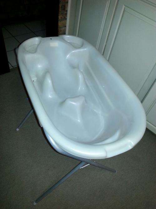 Chelino Bath and Stand