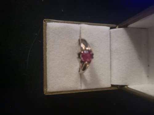 1940's 9crt Gold ring set with stunning Ruby