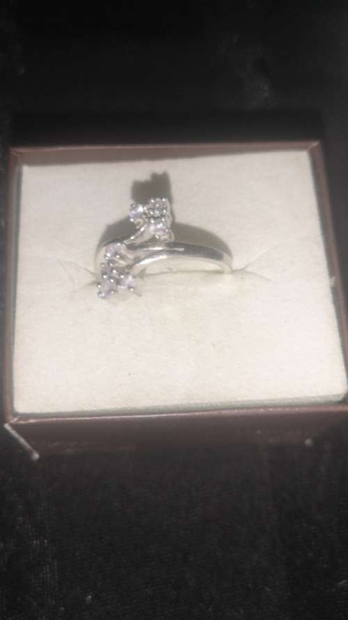 Stunning sterling silver ring set with small Tanzenit stones