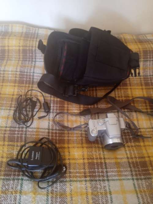 Panasonic DMC-FZ7 Lumix digital camera (it works but it's just missing the battery)