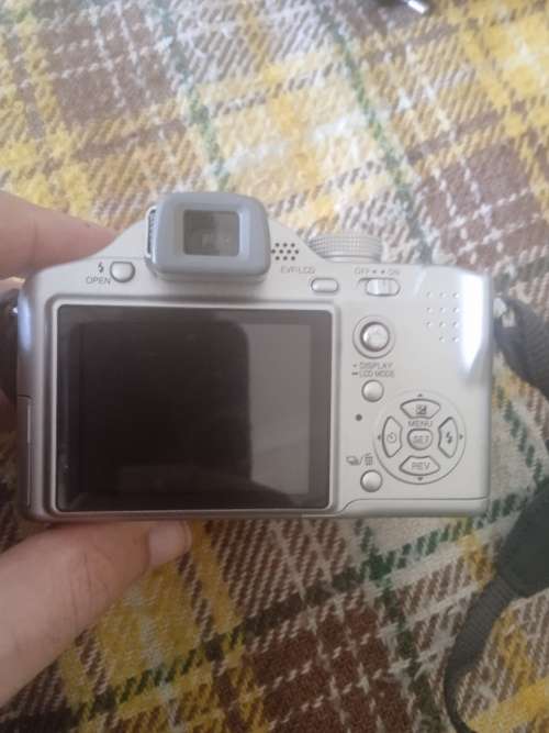 Panasonic DMC-FZ7 Lumix digital camera (it works but it's just missing the battery)