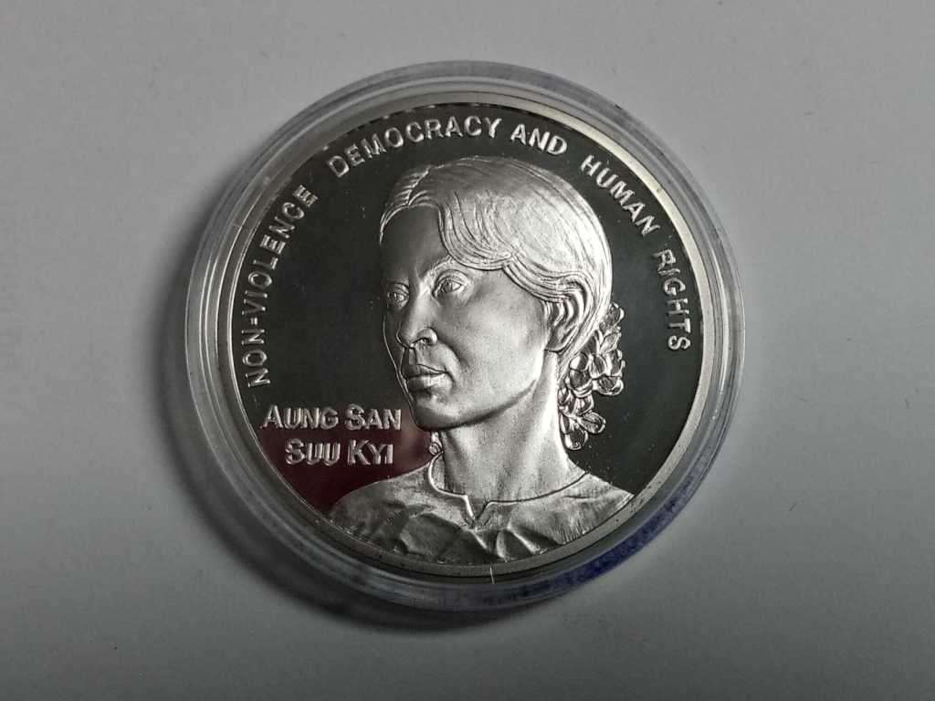 DISCOUNT!!! 2011 Nobel Peace Price Commemorative Medal