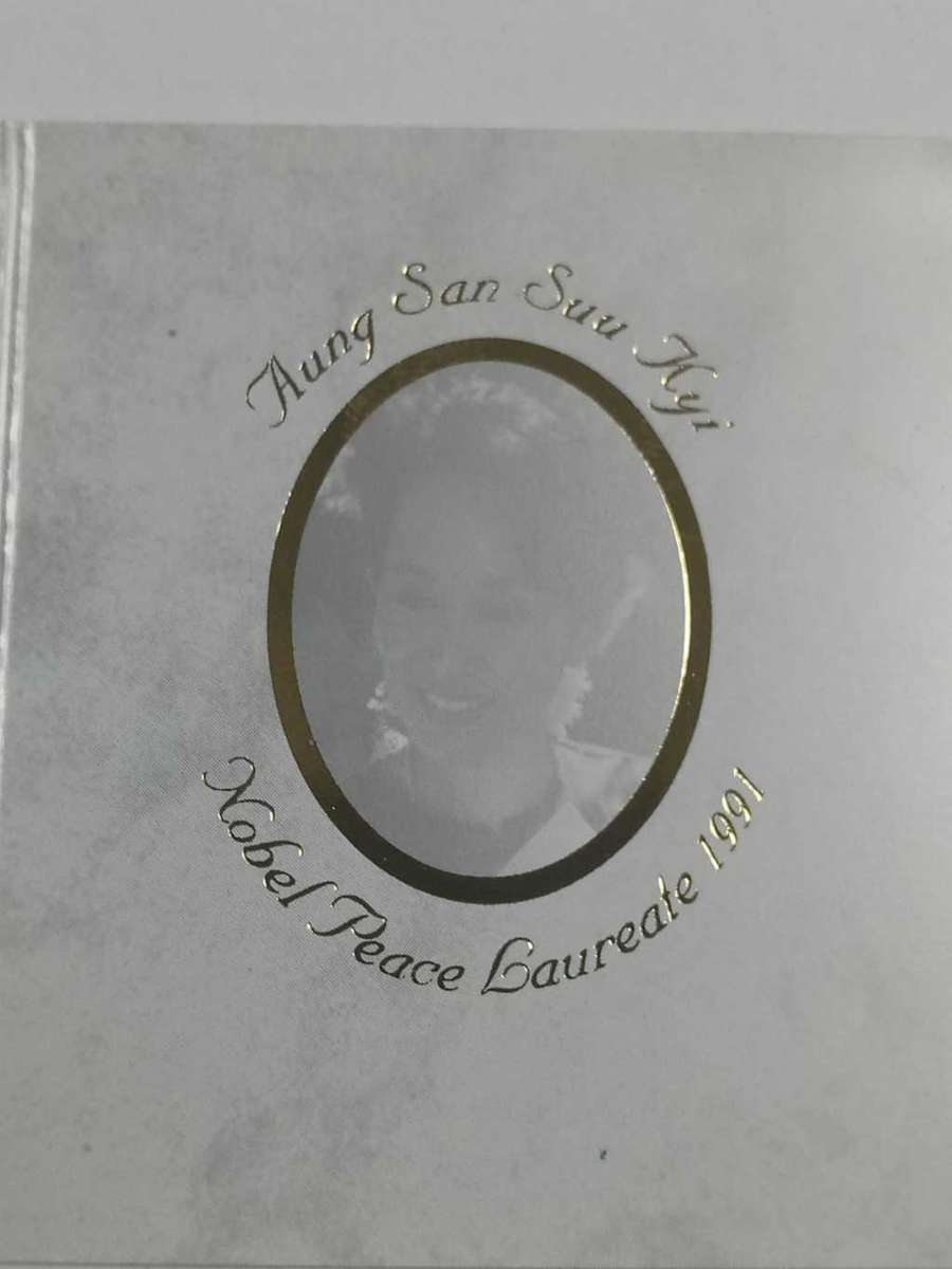 DISCOUNT!!! 2011 Nobel Peace Price Commemorative Medal