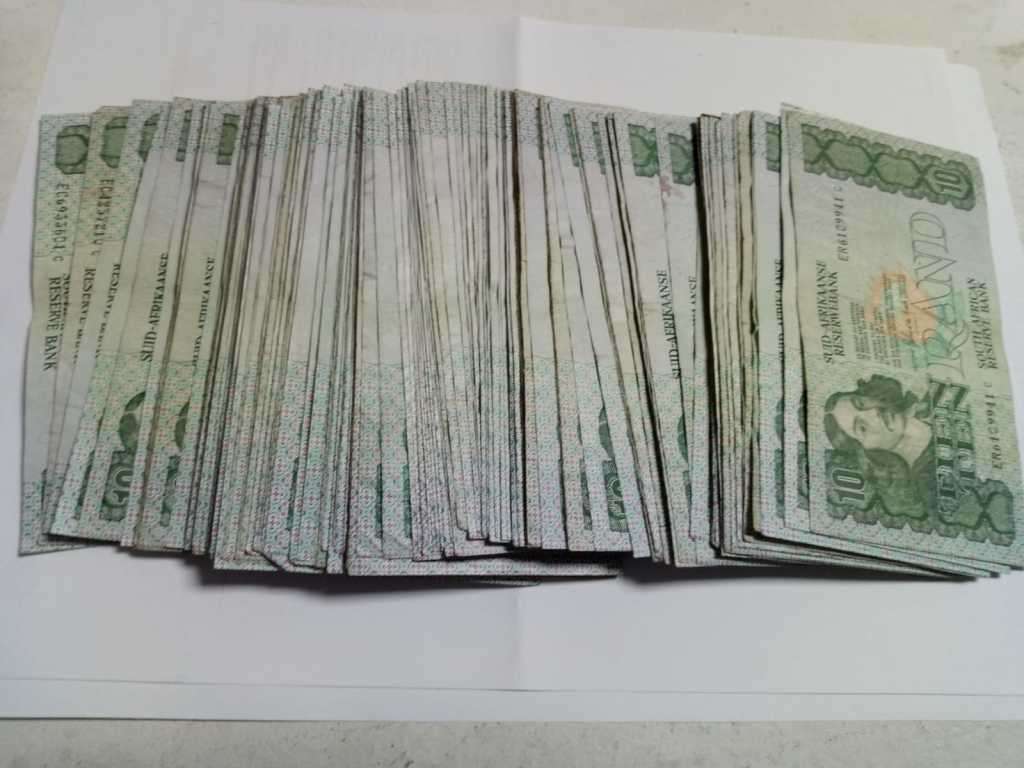 **R1 Auction**  Ten Rand Notes Mix