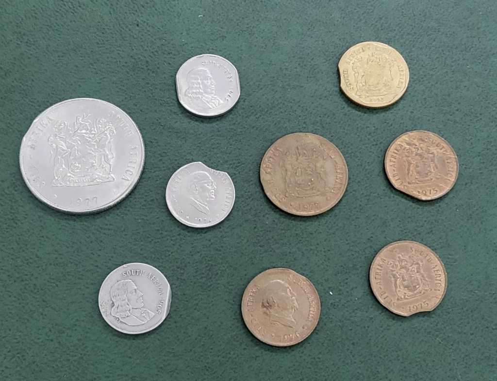 **R1 Auction** 9x SA Error coins - Clipped Planchet