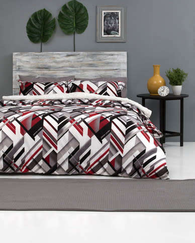 DUVET COVER ORIGINAL PIERRE CARDIN, MARKET VALUE R600, QUEEN SIZE