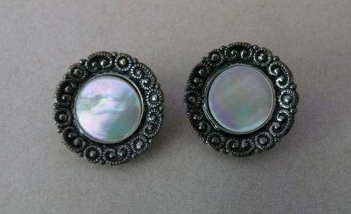 Pair of silver and mother of pearl earrings - Discounted