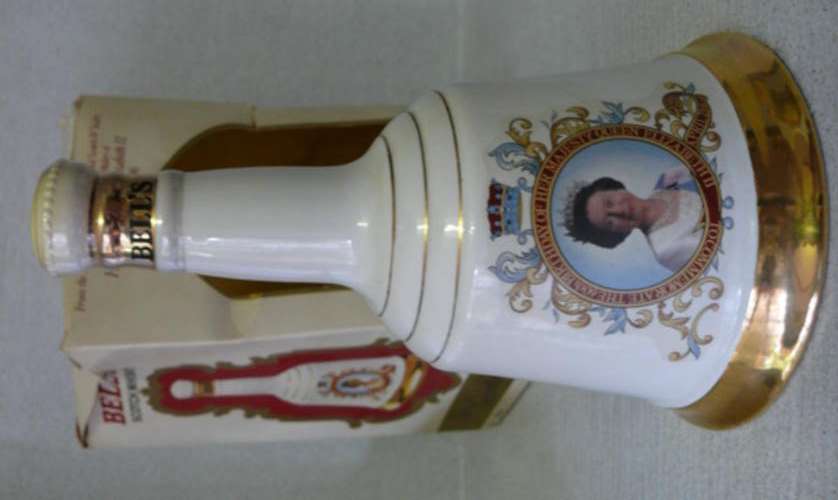 Original sealed 1986 Bell's Whisky by Wade commemorating the 60th Birthday of the Queen ERII