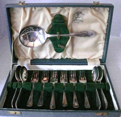 Beautiful Silver Cake Forks, Spoons and Serving Spoon in original Box - Made in Sheffield/England