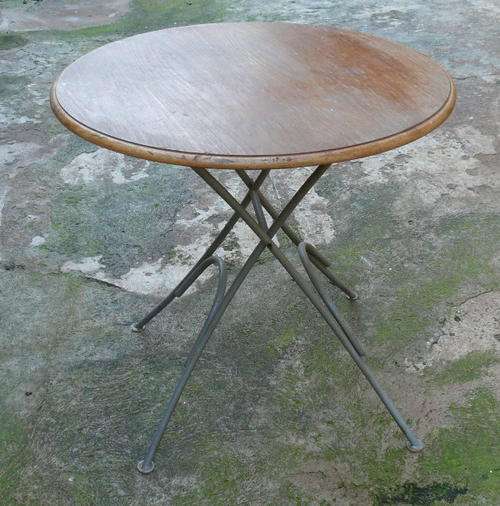 FOLDABLE ROUND TABLE IN VERY GOOD CONDITION - CRAZY START