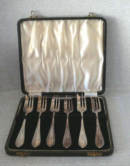 6 Silverplated or Silver Cake Forks in original Box - Made in England