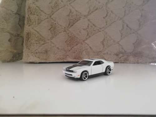 1/64 Hotwheels 2008 Dodge Challenger SRT8