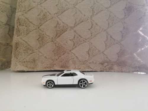 1/64 Hotwheels 2008 Dodge Challenger SRT8