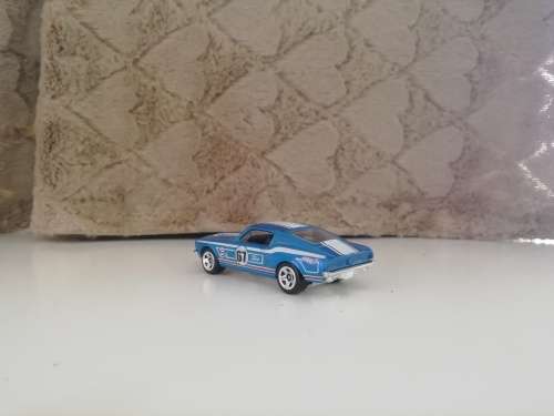1/64 Hotwheels 1967 Ford Mustang
