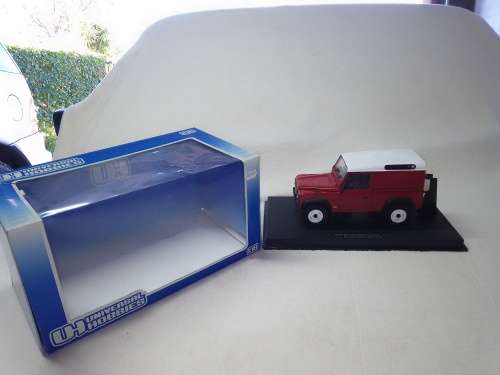 Universal Hobbies 1/18 Land Rover Defender 90
