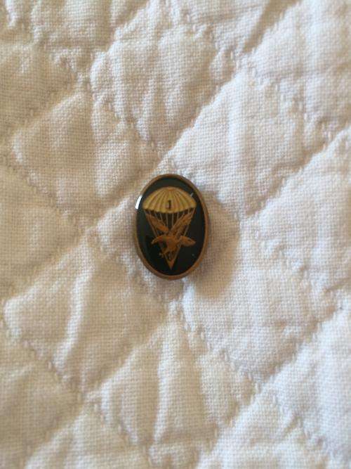 Vintage 1 Parachute Battalion lapel pin.