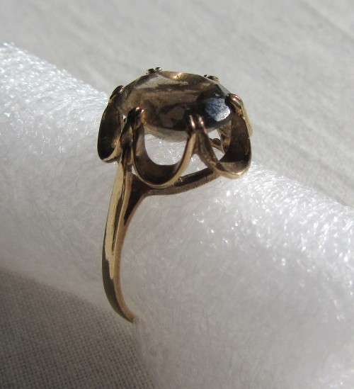 LOVELY VINTAGE SMOKEY TOPAZ RING SET IN SOLID 9 CARAT GOLD~3.1