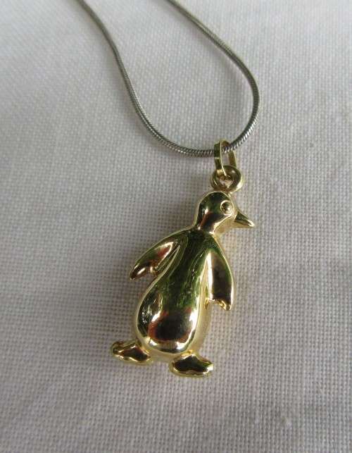 STYLISH STERLING SILVER CHAIN WITH A 9 CARAT GOLD PENGUIN PENDANT/CHARM 3.6 GRAMS~VALUE R900+