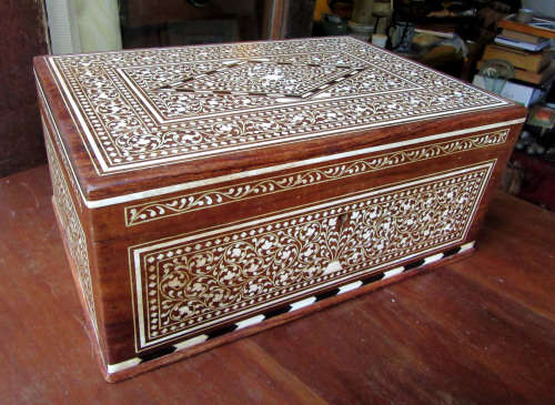 DECORATIVE LARGE SOLID WOOD & INLAID DRESIGN JEWELLERY BOX