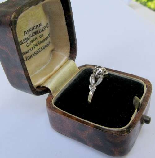 BEAUTIFUL VINTAGE 18 CARAT YELLOW & WHITE GOLD~GENUINE DIAMOND RING