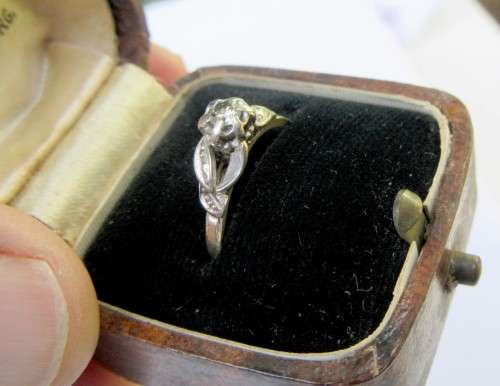 BEAUTIFUL VINTAGE 18 CARAT YELLOW & WHITE GOLD~GENUINE DIAMOND RING