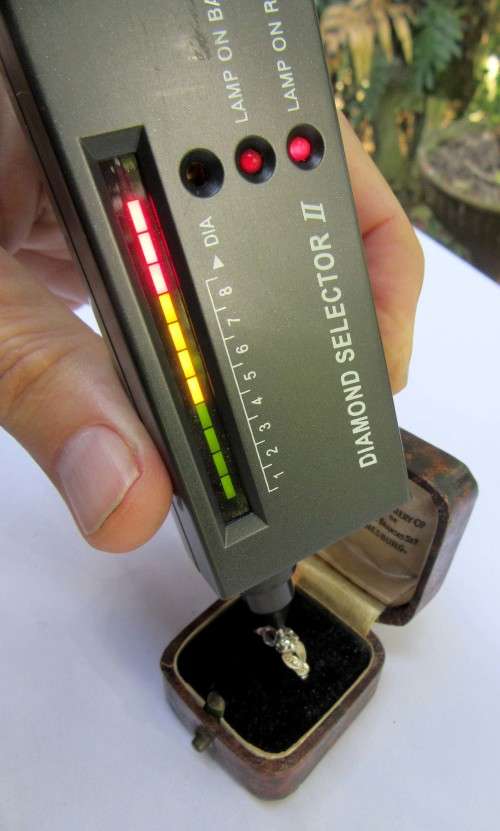 BEAUTIFUL VINTAGE 18 CARAT YELLOW & WHITE GOLD~GENUINE DIAMOND RING