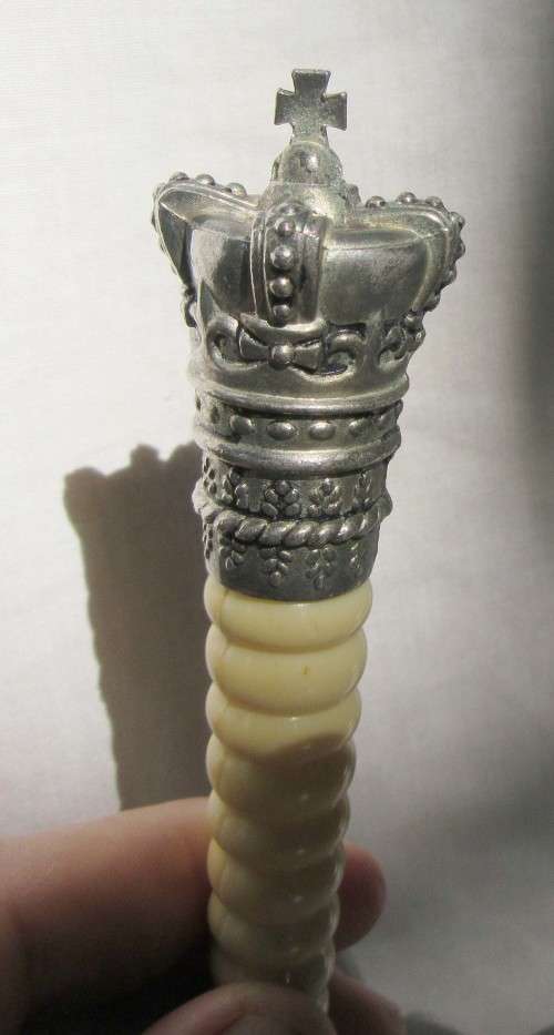 MAGNIFYING GLASS WITH CROWN FINIAL IVORINE HANDLE~STRONG MAGNIFICATION