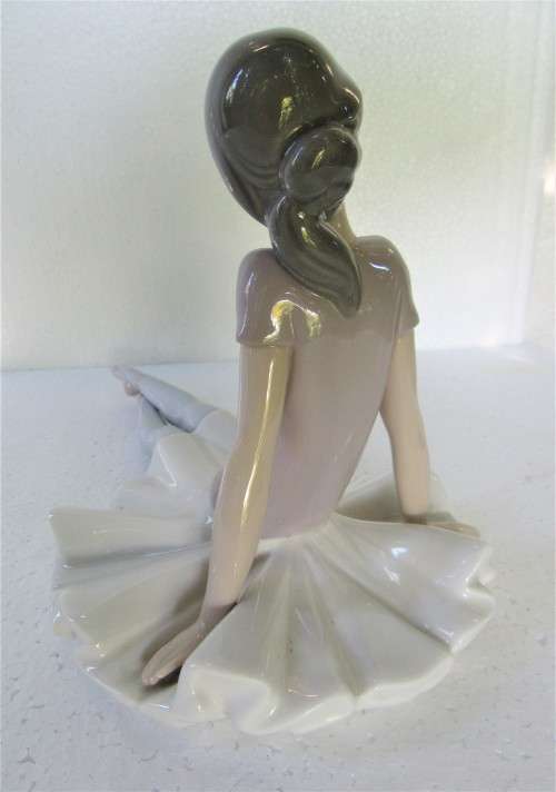 POPULAR RETIRED LLADRO SEATED BALLERINA FIGURINE PHYLLIS LEGS OUT FRONT PURPLE TOP