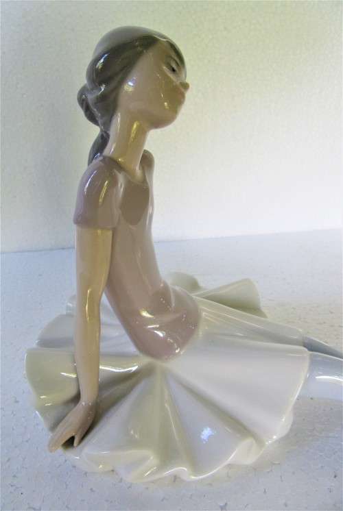 POPULAR RETIRED LLADRO SEATED BALLERINA FIGURINE PHYLLIS LEGS OUT FRONT PURPLE TOP
