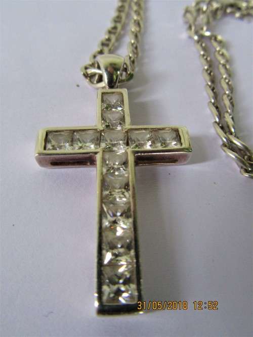 EXTRAORDINARY BEAUTIFUL SOLID 925 STERLING SILVER AND WHITE STONE CROSS PENDANT + QUALITY 48CMCHAIN