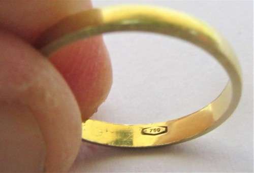 SOLID 18 CARAT GOLD RING 1.6 grams BARGAIN WEEK-END BELOW SCRAP!!!