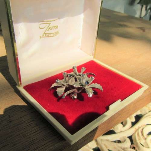 INCREDIBLE DESIGNER STYLED 800 SILVER FLOWER BROOCH WITH 6 REAL SAPPHIRES