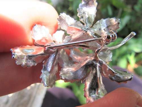 INCREDIBLE DESIGNER STYLED 800 SILVER FLOWER BROOCH WITH 6 REAL SAPPHIRES