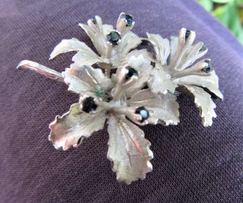 INCREDIBLE DESIGNER STYLED 800 SILVER FLOWER BROOCH WITH 6 REAL SAPPHIRES