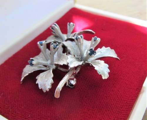 INCREDIBLE DESIGNER STYLED 800 SILVER FLOWER BROOCH WITH 6 REAL SAPPHIRES