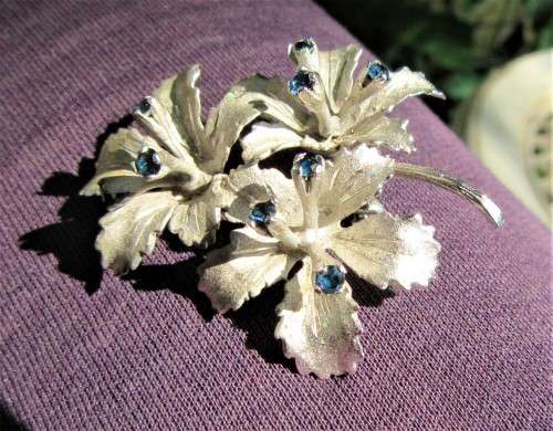 INCREDIBLE DESIGNER STYLED 800 SILVER FLOWER BROOCH WITH 6 REAL SAPPHIRES