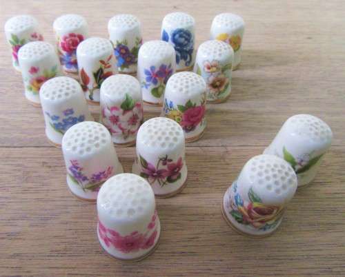 WOW COLLECTION 17 MASON'S CERAMIC COLLECTOR THIMBLES GILT FLORALS NO DAMAGES