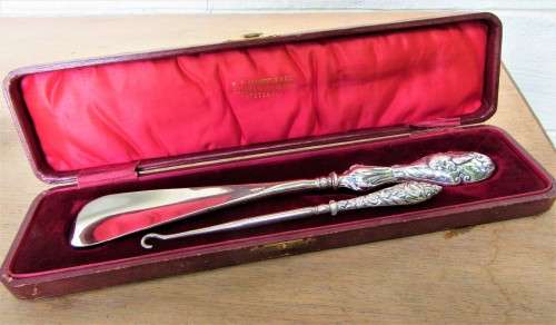ANTIQUE PRETORIA RETAILER HUGE SILVER CHERUBS SHOE HORN AND BUTTON HOOK BOXED