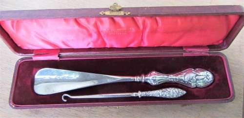 ANTIQUE PRETORIA RETAILER HUGE SILVER CHERUBS SHOE HORN AND BUTTON HOOK BOXED