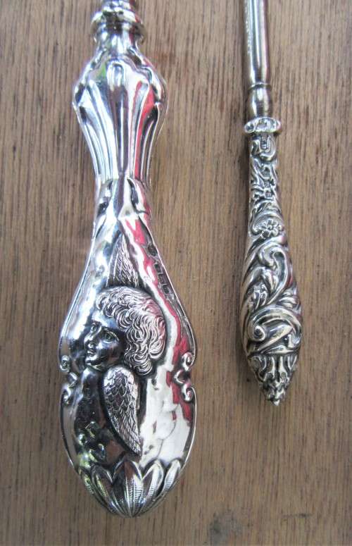 ANTIQUE PRETORIA RETAILER HUGE SILVER CHERUBS SHOE HORN AND BUTTON HOOK BOXED