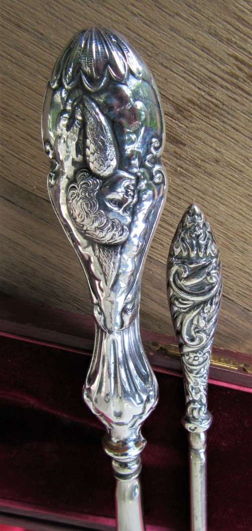 ANTIQUE PRETORIA RETAILER HUGE SILVER CHERUBS SHOE HORN AND BUTTON HOOK BOXED