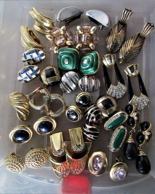 CONTAINER PULL OUT DRAW BOX FULL OF AMAZING EARRINGS BROOCHES PENDANTS AND MORE~HIGH VALUE!!!