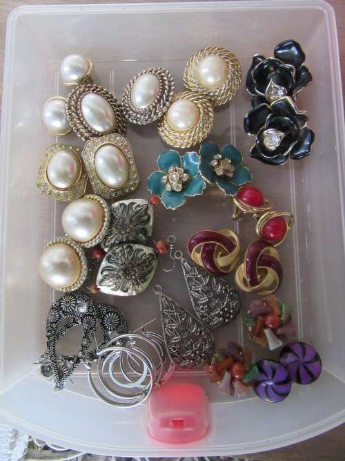 CONTAINER PULL OUT DRAW BOX FULL OF AMAZING EARRINGS BROOCHES PENDANTS AND MORE~HIGH VALUE!!!