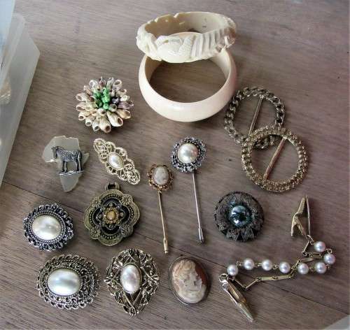 CONTAINER PULL OUT DRAW BOX FULL OF AMAZING EARRINGS BROOCHES PENDANTS AND MORE~HIGH VALUE!!!