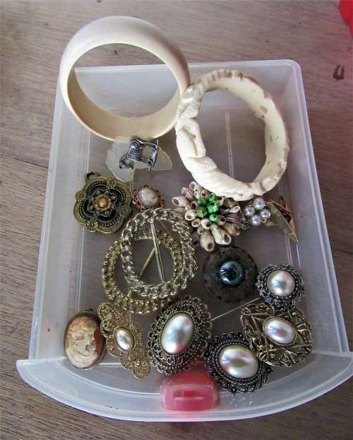 CONTAINER PULL OUT DRAW BOX FULL OF AMAZING EARRINGS BROOCHES PENDANTS AND MORE~HIGH VALUE!!!