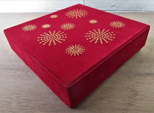 BEAUTIFUL VELVET GILT TEXTURED BOX FULL OF QUALITY JEWELRY ITEMS INCL RARE CLOISONNE BANGLE