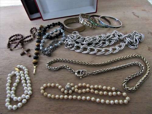 BEAUTIFUL VELVET GILT TEXTURED BOX FULL OF QUALITY JEWELRY ITEMS INCL RARE CLOISONNE BANGLE