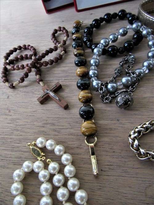 BEAUTIFUL VELVET GILT TEXTURED BOX FULL OF QUALITY JEWELRY ITEMS INCL RARE CLOISONNE BANGLE