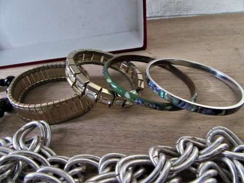 BEAUTIFUL VELVET GILT TEXTURED BOX FULL OF QUALITY JEWELRY ITEMS INCL RARE CLOISONNE BANGLE