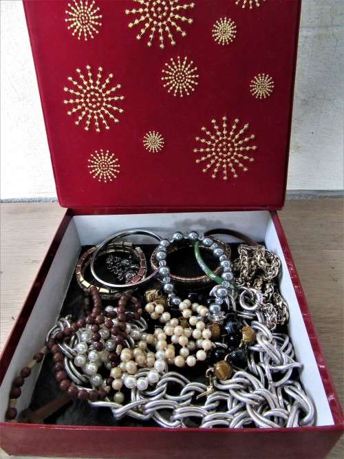 BEAUTIFUL VELVET GILT TEXTURED BOX FULL OF QUALITY JEWELRY ITEMS INCL RARE CLOISONNE BANGLE